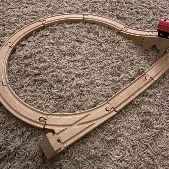Melissa Doug Classic Wooden Figure Eight Train Set, 23 pcs, Preowned~Engine/1car - Picture 2 of 6